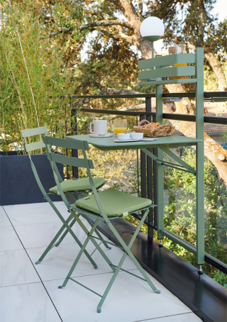 Si aggancia facilmente alla ringhiera il tavolino Bistro Balcony di Fermob in vendita su Sediarreda che è completamente realizzato in metallo verniciato resistente agli agenti atmosferici. Il vano portaoggetti, posizionato nella parte superiore, permette di avere a portata di mano bottiglie e condimenti. Misura L 77 x P 62,5 x H 120 cm. Prezzo 508 euro. https://www.sediarreda.com Si aggancia facilmente alla ringhiera il tavolino Bistro Balcony di Fermob in vendita su Sediarreda che è completamente realizzato in metallo verniciato resistente agli agenti atmosferici. Il vano portaoggetti, posizionato nella parte superiore, permette di avere a portata di mano bottiglie e condimenti. Misura L 77 x P 62,5 x H 120 cm. Prezzo 508 euro. https://www.sediarreda.com