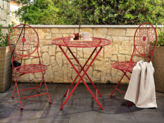 Fa parte del set Scario di Beliani il tavolino pieghevole con il piano rotondo traforato che ricorda un pizzo. Gli arredi sono tutti realizzati in ferro verniciato a polvere rosso lacca. Il tavolo misura Ø 70 x H 75 cm. Prezzo 249 euro (per il set di 3 pezzi). https://www.beliani.it Fa parte del set Scario di Beliani il tavolino pieghevole con il piano rotondo traforato che ricorda un pizzo. Gli arredi sono tutti realizzati in ferro verniciato a polvere rosso lacca. Il tavolo misura Ø 70 x H 75 cm. Prezzo 249 euro (per il set di 3 pezzi). https://www.beliani.it