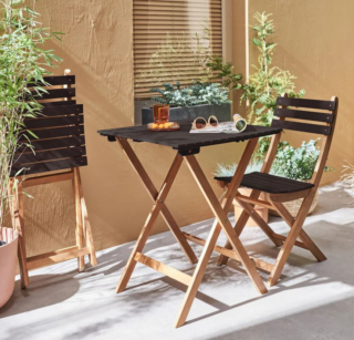 Effetto bistrot parigino con il set Barcelona in vendita da sweeek che è composto da un tavolo quadrato e da due sedie coordinate, tutti pieghevoli. Sono realizzati in legno di acacia, adatto all'uso esterno, colorato nero. Il tavolo misura L 60 x P 60 x H 74 cm. Prezzo 149,99 euro (per il set da 3 pezzi). https://www.sweeek.it Effetto bistrot parigino con il set Barcelona in vendita da sweeek che è composto da un tavolo quadrato e da due sedie coordinate, tutti pieghevoli. Sono realizzati in legno di acacia, adatto all'uso esterno, colorato nero. Il tavolo misura L 60 x P 60 x H 74 cm. Prezzo 149,99 euro (per il set da 3 pezzi). https://www.sweeek.it
