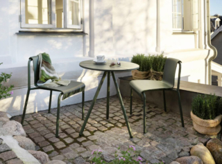 Plastica riciclata ricavata dai rifiuti per il piano rotondo del tavolo Nami di Houe in vendita su Made in Design; la base è in acciaio verniciato a polvere verde oliva. Le dimensioni contenute permettono di sistemarlo anche in un piccolo spazio. Misura Ø 65 x H 73 cm. Prezzo 299 euro. https://www.madeindesign.it Plastica riciclata ricavata dai rifiuti per il piano rotondo del tavolo Nami di Houe in vendita su Made in Design; la base è in acciaio verniciato a polvere verde oliva. Le dimensioni contenute permettono di sistemarlo anche in un piccolo spazio. Misura Ø 65 x H 73 cm. Prezzo 299 euro. https://www.madeindesign.it