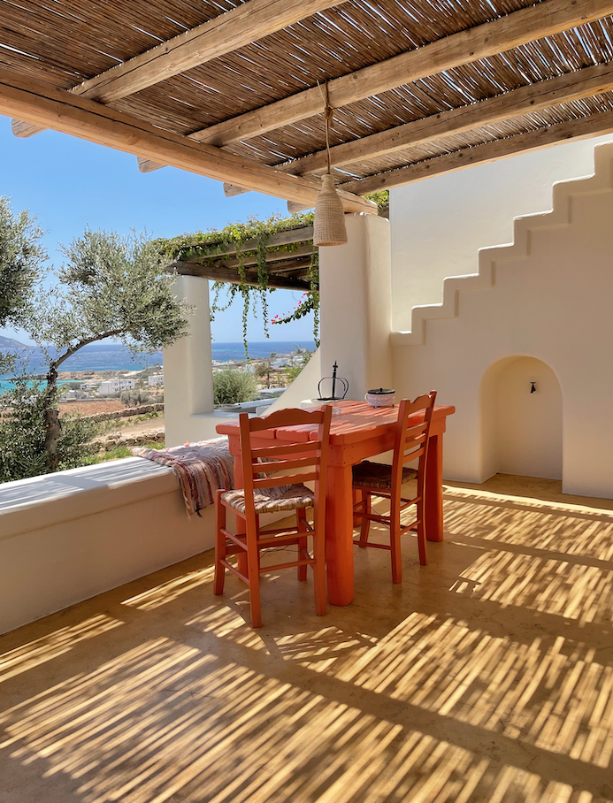 tavolo e sedie dipinte guali arancioni