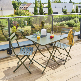 Il tavolo pieghevole Greensboro di Hespéride in vendita da Kasanova è la soluzione giusta per arredare anche un balcone piccolo. È realizzato in metallo, verniciato verde alloro, come le sedie coordinate, con trattamenti antiruggine, anticorrosione e anti-sbiadimento. Misura L 70 x P 70 x H 71 cm. Prezzo 74,90 euro. https://www.kasanova.com Il tavolo pieghevole Greensboro di Hespéride in vendita da Kasanova è la soluzione giusta per arredare anche un balcone piccolo. È realizzato in metallo, verniciato verde alloro, come le sedie coordinate, con trattamenti antiruggine, anticorrosione e anti-sbiadimento. Misura L 70 x P 70 x H 71 cm. Prezzo 74,90 euro. https://www.kasanova.com