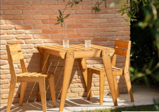 Legno color Teak per il tavolo quadrato che fa parte del set Elena di Mobili Fiver che include due sedie coordinate. Il piano a doghe lo rende un pezzo “classico”, perfetto per arredare un balcone o un piccolo spazio all'aperto. Il tavolo Misura L 87 x P 83,8 x H 77 cm. Prezzo 322 euro (per il set da 3 pezzi). https://www.mobilifiver.com Legno color Teak per il tavolo quadrato che fa parte del set Elena di Mobili Fiver che include due sedie coordinate. Il piano a doghe lo rende un pezzo “classico”, perfetto per arredare un balcone o un piccolo spazio all'aperto. Il tavolo Misura L 87 x P 83,8 x H 77 cm. Prezzo 322 euro (per il set da 3 pezzi). https://www.mobilifiver.com