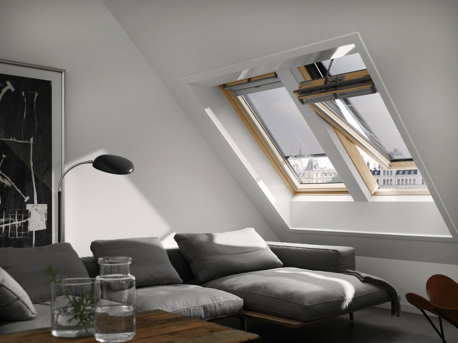 Le tende esterne parasole VELUX mantengono la casa fresca e confortevole, bloccando il calore prima che colpisca il vetro. Il tessuto a rete trasparente nero protegge dal sole senza compromettere la visuale. Perfetta per ridurre l'intensità della luce e per proteggere dal caldo. La rete è testata per resistere al vento, ai raggi UV e al caldo e dura a lungo nel tempo. Sono disponibili nella versione manuale, elettrica e solare.