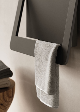 La cornice del termoarredo Window di Cordivari diventa un pratico scalda-asciugamano riscaldato a una temperatura poco più bassa rispetto alla piastra per agevolarne la maneggevolezza durante l’uso. Realizzato in acciaio colorato, è disponibile sia nella versione con funzionamento ad acqua sia in quella elettrica. Misura della versione più piccola, in foto, L 55 x H 49,5 cm. Prezzo su richiesta. www.cordivaridesign.it La cornice del termoarredo Window di Cordivari diventa un pratico scalda-asciugamano riscaldato a una temperatura poco più bassa rispetto alla piastra per agevolarne la maneggevolezza durante l’uso. Realizzato in acciaio colorato, è disponibile sia nella versione con funzionamento ad acqua sia in quella elettrica. Misura della versione più piccola, in foto, L 55 x H 49,5 cm. Prezzo su richiesta. www.cordivaridesign.it