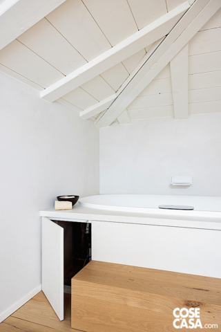 La vasca idromassaggio incassata è il modello
Arga di Jacuzzi. Il pavimento è in listoni di rovere europeo.