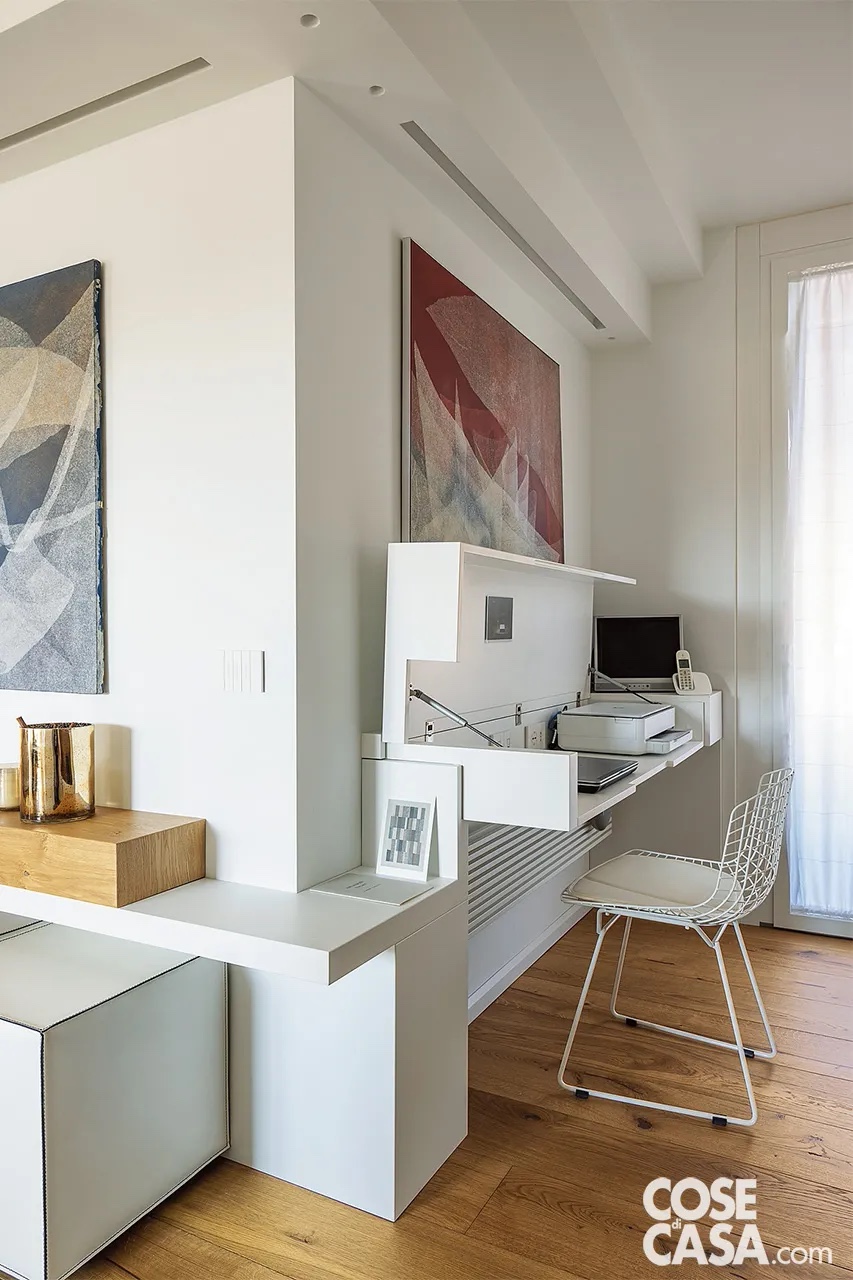 La struttura contenitiva laccata di bianco, realizzata su misura ad angolo, nell'ingresso, integra uno scrittoio che all'occorrenza si chiude a ribalta, per non lasciare tutto a vista. Progetto arch. Daniela Daniele, D/D Studio di Architettura e Design, Milano, Tel. 02/98244157 arch.danieladaniele@libero.it - Foto Cristina Galliena Bohman - Styling Laura Mauceri La struttura contenitiva laccata di bianco, realizzata su misura ad angolo, nell'ingresso, integra uno scrittoio che all'occorrenza si chiude a ribalta, per non lasciare tutto a vista. Progetto arch. Daniela Daniele, D/D Studio di Architettura e Design, Milano, Tel. 02/98244157 arch.danieladaniele@libero.it - Foto Cristina Galliena Bohman - Styling Laura Mauceri