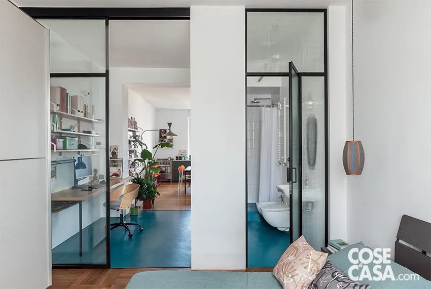 In questa casa lo spazio è stato ottimizzato ed è stato ricavato un ambiente passante che collega la zona pranzo e la camera da letto matrimoniale. Accessibile da entrambe le stanze, la zona studio è delimitata da vetrate che permettono il passaggio di luce naturale dagli ambienti adiacenti ed è arredata con una scrivania lunga e stretta, una sedia da ufficio con rotelle e capienti mensole per documenti, libri e fascicoli.
Progetto Bada Architettura e Paesaggio, Roma, Tel. 338/5401887 badastudio.it. Foto Studio Wolo. In questa casa lo spazio è stato ottimizzato ed è stato ricavato un ambiente passante che collega la zona pranzo e la camera da letto matrimoniale. Accessibile da entrambe le stanze, la zona studio è delimitata da vetrate che permettono il passaggio di luce naturale dagli ambienti adiacenti ed è arredata con una scrivania lunga e stretta, una sedia da ufficio con rotelle e capienti mensole per documenti, libri e fascicoli.
Progetto Bada Architettura e Paesaggio, Roma, Tel. 338/5401887 badastudio.it. Foto Studio Wolo.