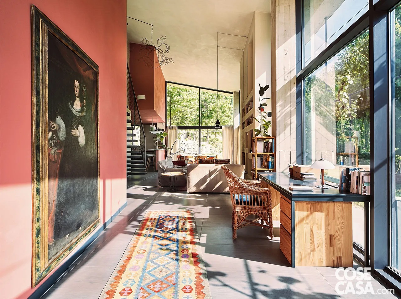 In questo living open space, molto luminoso e dagli alti soffitti, che include salotto, cucina, pranzo e ingresso, lo studio è posizionato in un ampio corridoio vetrato, la cui funzione di passaggio è sottolineata dalla presenza di un tappeto stretto e lungo. La grande scrivania di legno, con poltroncina di rattan, è appoggiata a una vetrata a tutta altezza affaccita sul giardino, in modo da sfruttare pienamente la luce naturale.
Progetto di ampliamento Studio Caramob, Milano http://www.caramob.com, studio@caramob.com, IG @caramob.studio - Intervento originario progettisti francesi Monica Donati + associés. Foto Marco Menghi In questo living open space, molto luminoso e dagli alti soffitti, che include salotto, cucina, pranzo e ingresso, lo studio è posizionato in un ampio corridoio vetrato, la cui funzione di passaggio è sottolineata dalla presenza di un tappeto stretto e lungo. La grande scrivania di legno, con poltroncina di rattan, è appoggiata a una vetrata a tutta altezza affaccita sul giardino, in modo da sfruttare pienamente la luce naturale.
Progetto di ampliamento Studio Caramob, Milano http://www.caramob.com, studio@caramob.com, IG @caramob.studio - Intervento originario progettisti francesi Monica Donati + associés. Foto Marco Menghi