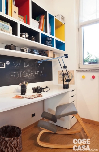 In questa camera da letto è stata posizionata una scrivania con un lungo piano di lavoro che utilizza tutta la parete laterale rispetto alla finestra e che quindi riceve abbondante luce naturale. La scrivania possiede una cassettiera e la completano una lampada orientabile, uno sgabello ergonomico e diversi moduli sospesi per tenere in ordine libri, oggetti e contenitori: una soluzione moderna e funzionale se si ha un po' più di spazio a disposizione.
Progetto arch. Maurizio Garrasi e Cristiana Mercuriali, Milano, Tel. 02/83413550 http://www.garrasi.eu e http://www.studiomercuriali.it - Foto Cristina Fiorentini In questa camera da letto è stata posizionata una scrivania con un lungo piano di lavoro che utilizza tutta la parete laterale rispetto alla finestra e che quindi riceve abbondante luce naturale. La scrivania possiede una cassettiera e la completano una lampada orientabile, uno sgabello ergonomico e diversi moduli sospesi per tenere in ordine libri, oggetti e contenitori: una soluzione moderna e funzionale se si ha un po' più di spazio a disposizione.
Progetto arch. Maurizio Garrasi e Cristiana Mercuriali, Milano, Tel. 02/83413550 http://www.garrasi.eu e http://www.studiomercuriali.it - Foto Cristina Fiorentini