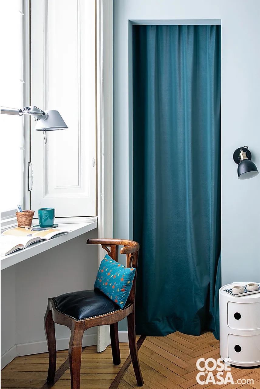 In questa camera da letto, è stata scelta questa soluzione facile ma funzionale, posizionando una semplice mensola bianca, realizzata su misura, all'altezza del sottofinestra.
Essa è completata da una poltroncina imbottita in stile classico con colori in pendant con gli altri elementi della stanza e da una lampada direzionabile.
L'angolo studio così sfrutta al massimo la luce naturale e completa in modo utile uno spazio altrimenti inutilizzato.
Progetto arch. Clara Bona con Ludovica Donvito Interior Designer, Studio 98, Milano http://www.studio98.it - Foto Giulio Oriani - Beatrice Vergani/Vega MG