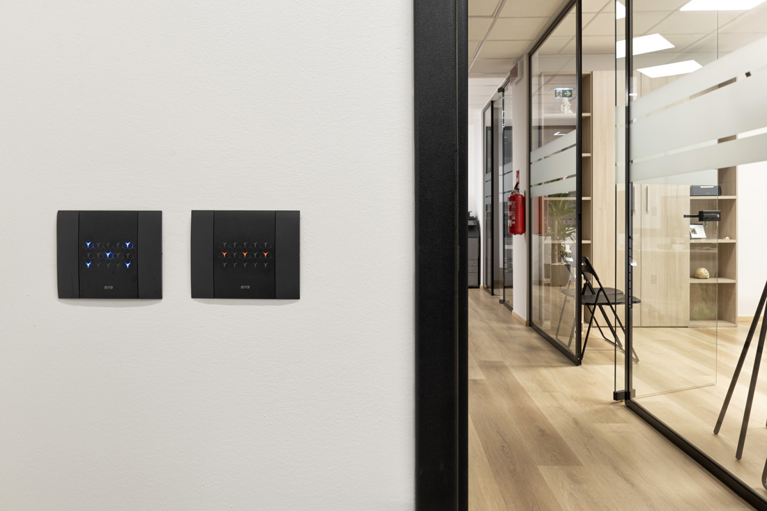 Ave placche-smart-touch-ave-metallo-antracite-spazzolato