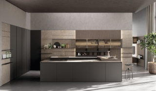 La finitura più distintiva della cucina Axis di Zampieri è il rovere carbon, una superficie elegante e profonda. Caratterizzata da una lavorazione che evidenzia la trama del legno scuro, questa finitura dona alla cucina un’estetica sofisticata e di forte impatto visivo. Axis si distingue per il suo design minimalista e architettonico, con volumi puri e linee orizzontali ben definite. Le ante, spesso senza maniglia o con profili in alluminio integrati, sottolineano la ricerca dell’essenzialità. I piani di lavoro, disponibili in materiali come la pietra naturale o il Dekton, si armonizzano con il rovere carbon, creando un equilibrio tra calore e rigore. www.zampiericucine.it La finitura più distintiva della cucina Axis di Zampieri è il rovere carbon, una superficie elegante e profonda. Caratterizzata da una lavorazione che evidenzia la trama del legno scuro, questa finitura dona alla cucina un’estetica sofisticata e di forte impatto visivo. Axis si distingue per il suo design minimalista e architettonico, con volumi puri e linee orizzontali ben definite. Le ante, spesso senza maniglia o con profili in alluminio integrati, sottolineano la ricerca dell’essenzialità. I piani di lavoro, disponibili in materiali come la pietra naturale o il Dekton, si armonizzano con il rovere carbon, creando un equilibrio tra calore e rigore. www.zampiericucine.it