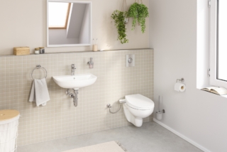 Il sedile con funzione bidet manuale Bau Ceramic di Grohe valorizza il vaso a U e permette di godere di maggiore comfort e igiene. Sia il sedile che il coperchio in Duroplast hanno un sistema di chiusura rallentata SoftClose; l'installazione è semplice dal momento che è completamente manuale e non necessita di elettricità. Il sedile con funzione bidet manuale è dotato di due getti, entrambi con potenza regolabile: il getto posteriore e la delicata doccetta con getto più ampio. Gli irroratori sono realizzati in materiale antibatterico e sono molto facili da tenere puliti e senza germi perché vengono sciacquati dalle proprie testine di spruzzo prima e dopo l’uso. Prezzo 527,04 euro. www.grohe.it Il sedile con funzione bidet manuale Bau Ceramic di Grohe valorizza il vaso a U e permette di godere di maggiore comfort e igiene. Sia il sedile che il coperchio in Duroplast hanno un sistema di chiusura rallentata SoftClose; l'installazione è semplice dal momento che è completamente manuale e non necessita di elettricità. Il sedile con funzione bidet manuale è dotato di due getti, entrambi con potenza regolabile: il getto posteriore e la delicata doccetta con getto più ampio. Gli irroratori sono realizzati in materiale antibatterico e sono molto facili da tenere puliti e senza germi perché vengono sciacquati dalle proprie testine di spruzzo prima e dopo l’uso. Prezzo 527,04 euro. www.grohe.it