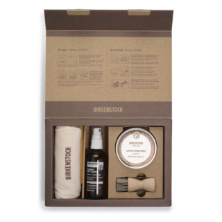 Set Oiled Leather Care di Birkenstock. Comprende: il Footbed & Shoe Cleaner, un Leather Conditioner, un Polishing Cloth e una Application Brush. C'è tutto ciò che serve per pulire la pelle oliata e preservarne la durata e l’aspetto. https://www.birkenstock.com/it/ Set Oiled Leather Care di Birkenstock. Comprende: il Footbed & Shoe Cleaner, un Leather Conditioner, un Polishing Cloth e una Application Brush. C'è tutto ciò che serve per pulire la pelle oliata e preservarne la durata e l’aspetto. https://www.birkenstock.com/it/