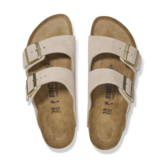 Un grande classico di casa Birkenstock: i sandali Arizona. In questa versione in pelle scamosciata e colore Sandcastle, abbraccia il piede come una seconda pelle. Prezzo: 125 euro su birkenstock.com
