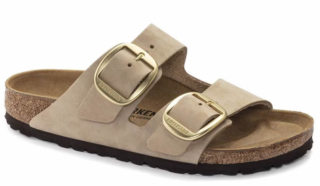 Un classico della gamma Birkenstock, il sandalo Arizona con doppia fascia e fibbia oversize, realizzate in pelle scamosciata. Prezzo: 140 euro. https://www.birkenstock.com/ Un classico della gamma Birkenstock, il sandalo Arizona con doppia fascia e fibbia oversize, realizzate in pelle scamosciata. Prezzo: 140 euro. https://www.birkenstock.com/