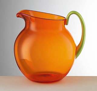 Palla di Mario Luca Giusti è in cristallo sintetico arancione con manico verde a contrasto. Misura Ø 19 x H 21 cm e costa 83 euro. www.mariolucagiusti.it Palla di Mario Luca Giusti è in cristallo sintetico arancione con manico verde a contrasto. Misura Ø 19 x H 21 cm e costa 83 euro. www.mariolucagiusti.it