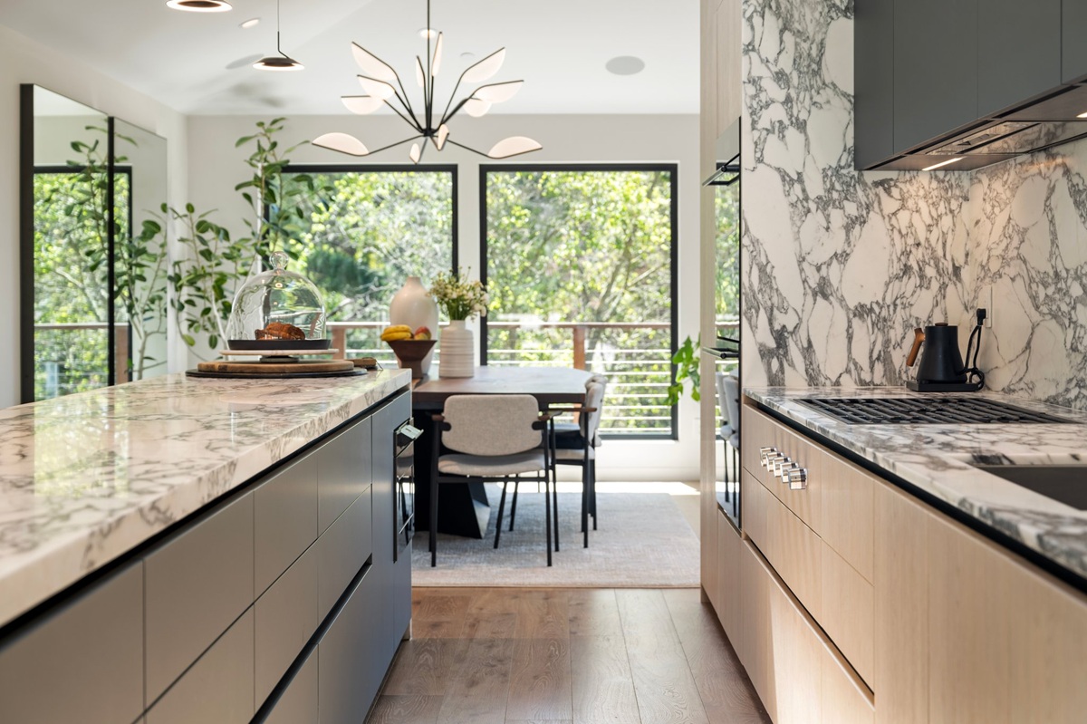 Rovere spazzolato ghiaccio per Copatlife: la struttura della cucina è caratterizzata da una struttura a ponte che si completa con un'isola centrale di 4500 mm. Il design è impreziosito da una colonna singola con ante rientranti, che rivela un versatile piano estraibile in acciaio inox, pronto per ogni esigenza culinaria o di preparazione. L'isola è rivestita nell'innovativa finitura Fenix Grigio Bromo, che coniuga estetica e resistenza. Il piano di lavoro e il paraschizzi sono realizzati in Marmo Arabescato Corchia. Dimensioni, finiture e prezzo su base progettuale. www.copatlife.it Rovere spazzolato ghiaccio per Copatlife: la struttura della cucina è caratterizzata da una struttura a ponte che si completa con un'isola centrale di 4500 mm. Il design è impreziosito da una colonna singola con ante rientranti, che rivela un versatile piano estraibile in acciaio inox, pronto per ogni esigenza culinaria o di preparazione. L'isola è rivestita nell'innovativa finitura Fenix Grigio Bromo, che coniuga estetica e resistenza. Il piano di lavoro e il paraschizzi sono realizzati in Marmo Arabescato Corchia. Dimensioni, finiture e prezzo su base progettuale. www.copatlife.it