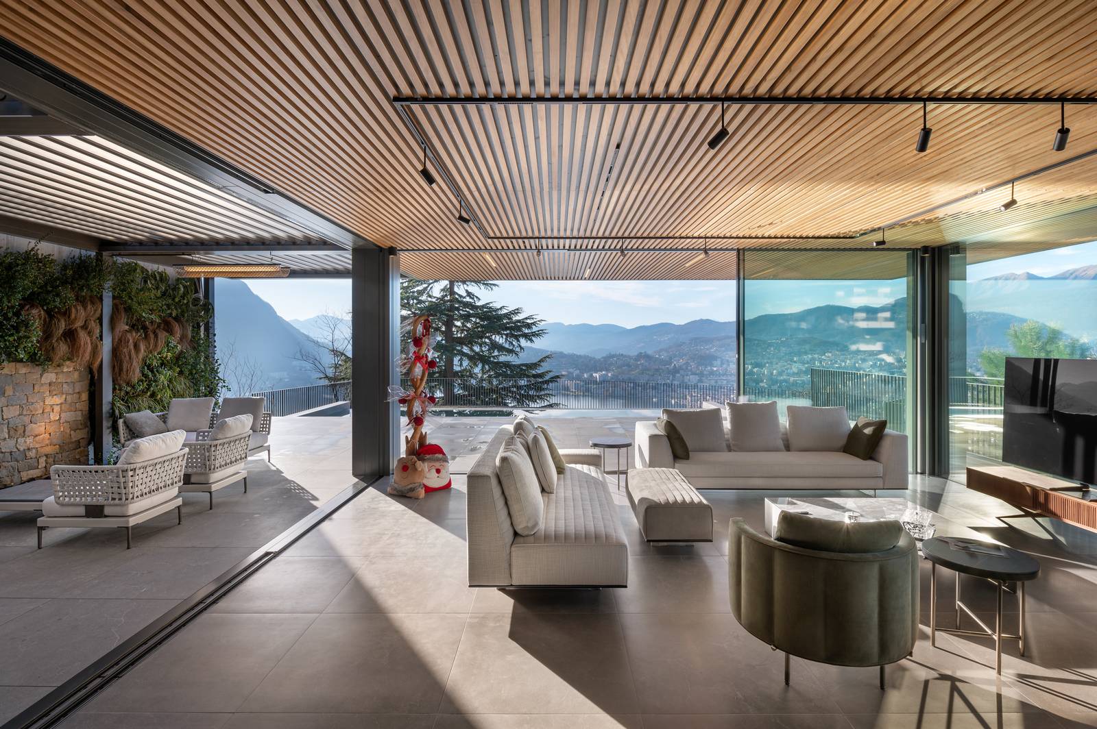 Ampio soggiorno con vetrate a tutta altezza che si aprono sulla terrazza esterna. La pavimentazione continua in Lithos Desert di Cotto d'Este unisce gli spazi interni ed esterni, valorizzando la vista mozzafiato sul Lago di Lugano. Ampio soggiorno con vetrate a tutta altezza che si aprono sulla terrazza esterna. La pavimentazione continua in Lithos Desert di Cotto d'Este unisce gli spazi interni ed esterni, valorizzando la vista mozzafiato sul Lago di Lugano.