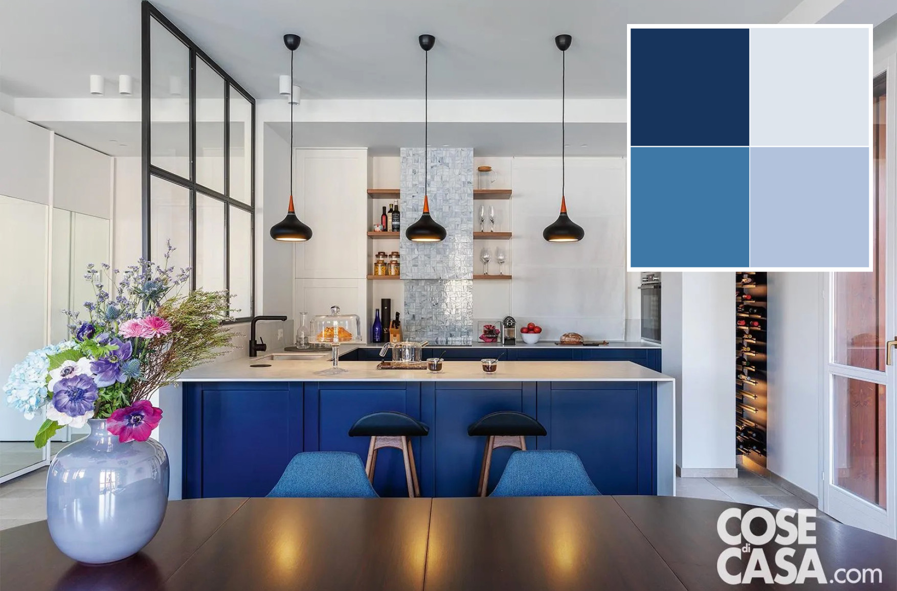 In questo appartamento la cucina, a vista rispetto a zona pranzo e salotto, è a L e si completa con un bancone snack pratico e funzionale. La composizione è in laccato blu per le basi, mentre è stato scelto il bianco per le colonne, per lo scomparto a tutta altezza e per i piani di lavoro, che sono in neolith effetto marmo bianco di Carrara. Un dettaglio particolare è il rivestimento del volume della cappa con tessere a mosaico a effetto madreperla con sfumature blu. Nell'insieme il colore blu intenso è alleggerito grazie all'accostamento al bianco.
Progetto Chantal Forzatti architetto, Via Monte Bianco 4, Monza, Tel. 349/4904753 http://www.chantalforzattiarchitetto.com @chantal_forzatti_architetto - Foto Claudio Tajoli - Styling Rosaria Galli