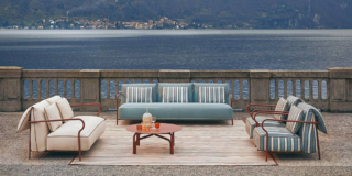 Della coll. Salò di Unopiù, il divano a tre posti ha la struttura leggera in alluminio e grandi cuscini imbottiti ergonomici rivestiti con tessuto tecnico. Perfetto anche indoor, misura L 240 x P 105 x H 80 cm e costa 4.941 euro. www.unopiu.it Della coll. Salò di Unopiù, il divano a tre posti ha la struttura leggera in alluminio e grandi cuscini imbottiti ergonomici rivestiti con tessuto tecnico. Perfetto anche indoor, misura L 240 x P 105 x H 80 cm e costa 4.941 euro. www.unopiu.it