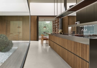 Tra le estetiche legno più vendute di Ernestomeda c'è la finitura Hi-melamine Noce Canyon che caratterizza una delle composizioni Sign, contraddistinta da piano di lavoro in acciaio satinato con zona lavaggio integrata Able, sistema Bridge sopra top in laccato metallo Lucem e basi in Hi-melamine Noce Canyon canneté con maniglia Zed laccato metallo Lucem. Incorniciano il modello le colonne in laccato metallo satinato Bronzo con maniglia Lever nella stessa tonalità e le colonne a giorno Daylight, sempre in Hi-melamine Noce Canyon con cornice anteriore retro-illuminata in laccato metallo satinato Bronzo. La cappa K-System è in acciaio satinato con ripiani in massello bambù tinto Noce Canyon. www.ernestomeda.com Tra le estetiche legno più vendute di Ernestomeda c'è la finitura Hi-melamine Noce Canyon che caratterizza una delle composizioni Sign, contraddistinta da piano di lavoro in acciaio satinato con zona lavaggio integrata Able, sistema Bridge sopra top in laccato metallo Lucem e basi in Hi-melamine Noce Canyon canneté con maniglia Zed laccato metallo Lucem. Incorniciano il modello le colonne in laccato metallo satinato Bronzo con maniglia Lever nella stessa tonalità e le colonne a giorno Daylight, sempre in Hi-melamine Noce Canyon con cornice anteriore retro-illuminata in laccato metallo satinato Bronzo. La cappa K-System è in acciaio satinato con ripiani in massello bambù tinto Noce Canyon. www.ernestomeda.com