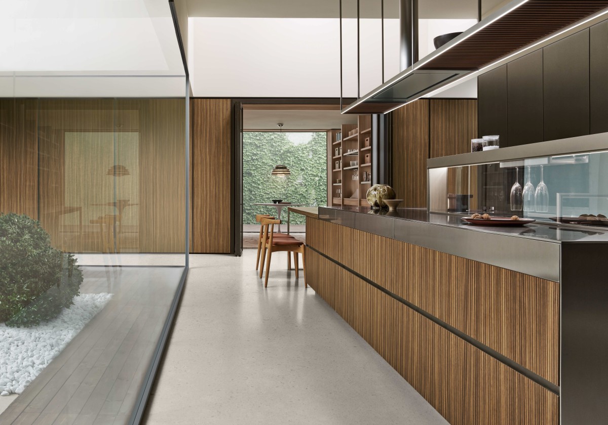 Tra le estetiche legno più vendute di Ernestomeda c'è la finitura Hi-melamine Noce Canyon che caratterizza una delle composizioni Sign, contraddistinta da piano di lavoro in acciaio satinato con zona lavaggio integrata Able, sistema Bridge sopra top in laccato metallo Lucem e basi in Hi-melamine Noce Canyon canneté con maniglia Zed laccato metallo Lucem. Incorniciano il modello le colonne in laccato metallo satinato Bronzo con maniglia Lever nella stessa tonalità e le colonne a giorno Daylight, sempre in Hi-melamine Noce Canyon con cornice anteriore retro-illuminata in laccato metallo satinato Bronzo. La cappa K-System è in acciaio satinato con ripiani in massello bambù tinto Noce Canyon. www.ernestomeda.com Tra le estetiche legno più vendute di Ernestomeda c'è la finitura Hi-melamine Noce Canyon che caratterizza una delle composizioni Sign, contraddistinta da piano di lavoro in acciaio satinato con zona lavaggio integrata Able, sistema Bridge sopra top in laccato metallo Lucem e basi in Hi-melamine Noce Canyon canneté con maniglia Zed laccato metallo Lucem. Incorniciano il modello le colonne in laccato metallo satinato Bronzo con maniglia Lever nella stessa tonalità e le colonne a giorno Daylight, sempre in Hi-melamine Noce Canyon con cornice anteriore retro-illuminata in laccato metallo satinato Bronzo. La cappa K-System è in acciaio satinato con ripiani in massello bambù tinto Noce Canyon. www.ernestomeda.com