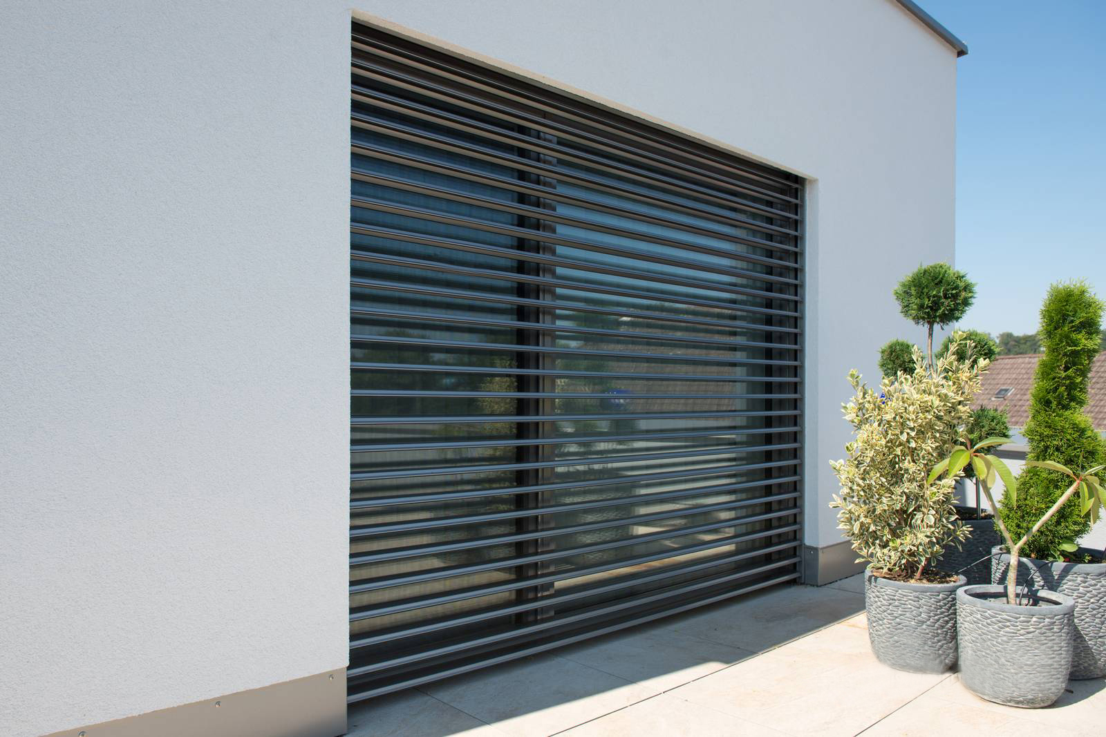 Frangisole motorizzato Protal, dotato di lamelle in metallo con meccanismo di funzionamento nascosto all’interno delle guide laterali. Il sistema, offerto da Pellini, presenta un dispositivo di blocco che ostacola l’effrazione e contribuisce ad aumentare il livello di sicurezza del serramento. www.pellini.net