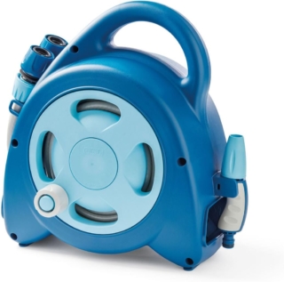 Il nuovo avvolgitubo Aquabag della collezione FOR OCEAN è compatto e ideale per irrigare il prato ma anche piante e fiori sul balcone. Con 16,5 metri di tubo flessibile, riavvolgibile manualmente e comodo da trasportare grazie alla maniglia. Prezzo: 80,23 euro su amazon.it Il nuovo avvolgitubo Aquabag della collezione FOR OCEAN è compatto e ideale per irrigare il prato ma anche piante e fiori sul balcone. Con 16,5 metri di tubo flessibile, riavvolgibile manualmente e comodo da trasportare grazie alla maniglia. Prezzo: 80,23 euro su amazon.it
