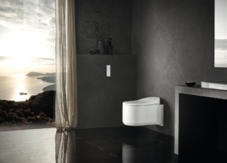 Grohe Sensia Arena Shower toilet WC con funzione bidet integrata è dotato di due getti autopulenti separati di cui è possibile regolare posizione, pressione e temperatura, con opzioni per ottenere un getto oscillante o massaggiante e una funzione di asciugatura ad aria calda. Altre funzionalità assicurano praticità e comfort, come l'apertura automatica di sedile e coperchio e un potente sciacquo che pulisce tutta la superficie interna del vaso. Il vaso è inoltre dotato di un sistema di assorbimento degli odori per rinfrescare l'aria, mentre le finiture in ceramica HyperClean e AquaCeramics sono antiaderenti, anticalcare e antibatteriche. La tecnologia di purificazione dell’aria PlasmaCluster elimina attivamente i batteri all’interno del vaso. Prezzo 5.433,88 euro. www.grohe.it Grohe Sensia Arena Shower toilet WC con funzione bidet integrata è dotato di due getti autopulenti separati di cui è possibile regolare posizione, pressione e temperatura, con opzioni per ottenere un getto oscillante o massaggiante e una funzione di asciugatura ad aria calda. Altre funzionalità assicurano praticità e comfort, come l'apertura automatica di sedile e coperchio e un potente sciacquo che pulisce tutta la superficie interna del vaso. Il vaso è inoltre dotato di un sistema di assorbimento degli odori per rinfrescare l'aria, mentre le finiture in ceramica HyperClean e AquaCeramics sono antiaderenti, anticalcare e antibatteriche. La tecnologia di purificazione dell’aria PlasmaCluster elimina attivamente i batteri all’interno del vaso. Prezzo 5.433,88 euro. www.grohe.it
