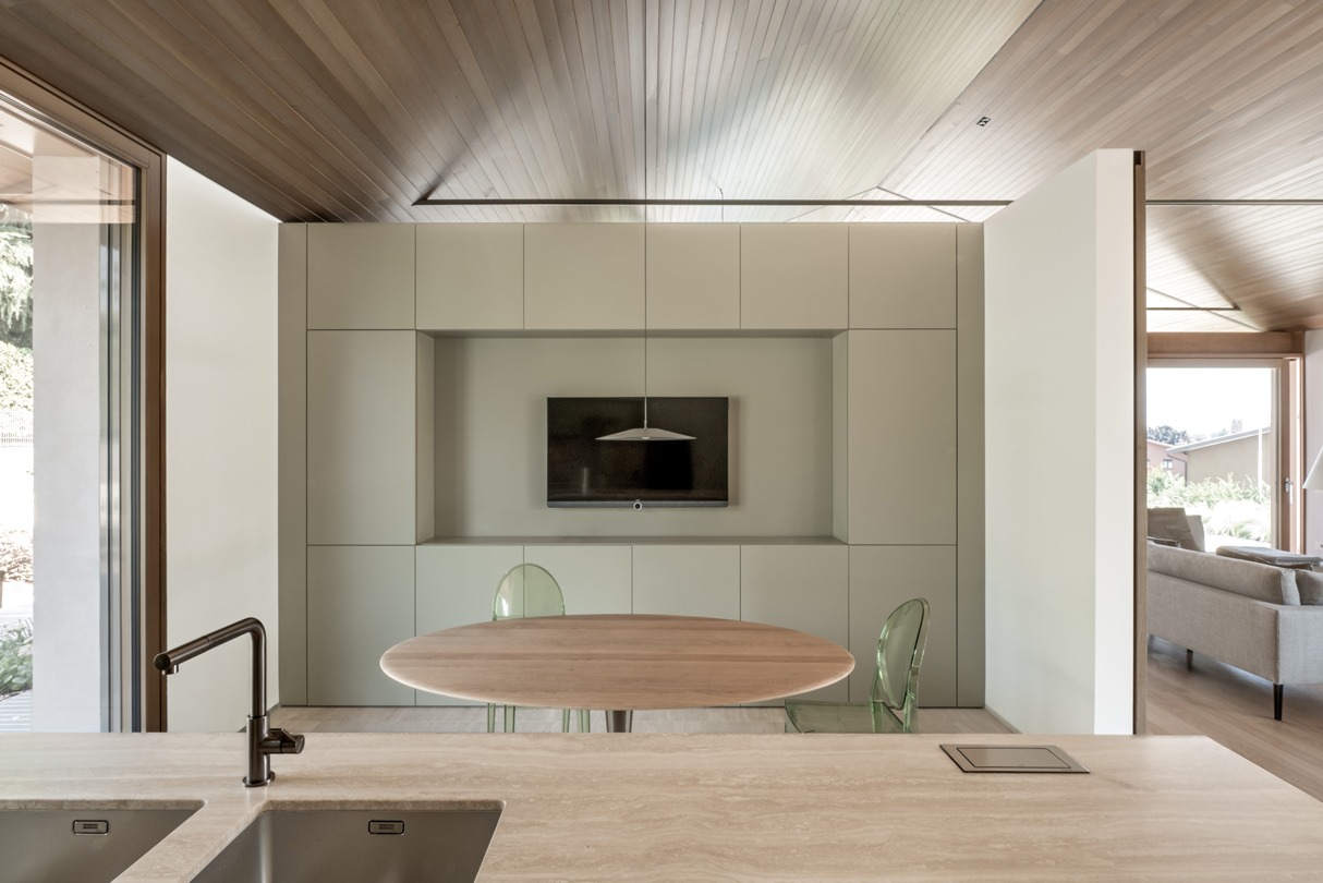 Gli ambienti interni si contraddistinguono perl'uso di colori delicati, come il verde e il grigio.