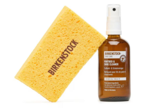 Birkenstock propone una soluzione per pulire con la sua spugna, affinché i sandali tornino come nuovi. Prezzo: 18 euro su https://www.birkenstock.com/it/ Birkenstock propone una soluzione per pulire con la sua spugna, affinché i sandali tornino come nuovi. Prezzo: 18 euro su https://www.birkenstock.com/it/