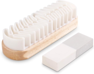 La soluzione di Care Guys propone una spazzola per camoscio e nabuk e una gomma per la pulizia delle macchie più ostinate. Prezzo: 11,50 euro su amazon.it La soluzione di Care Guys propone una spazzola per camoscio e nabuk e una gomma per la pulizia delle macchie più ostinate. Prezzo: 11,50 euro su amazon.it