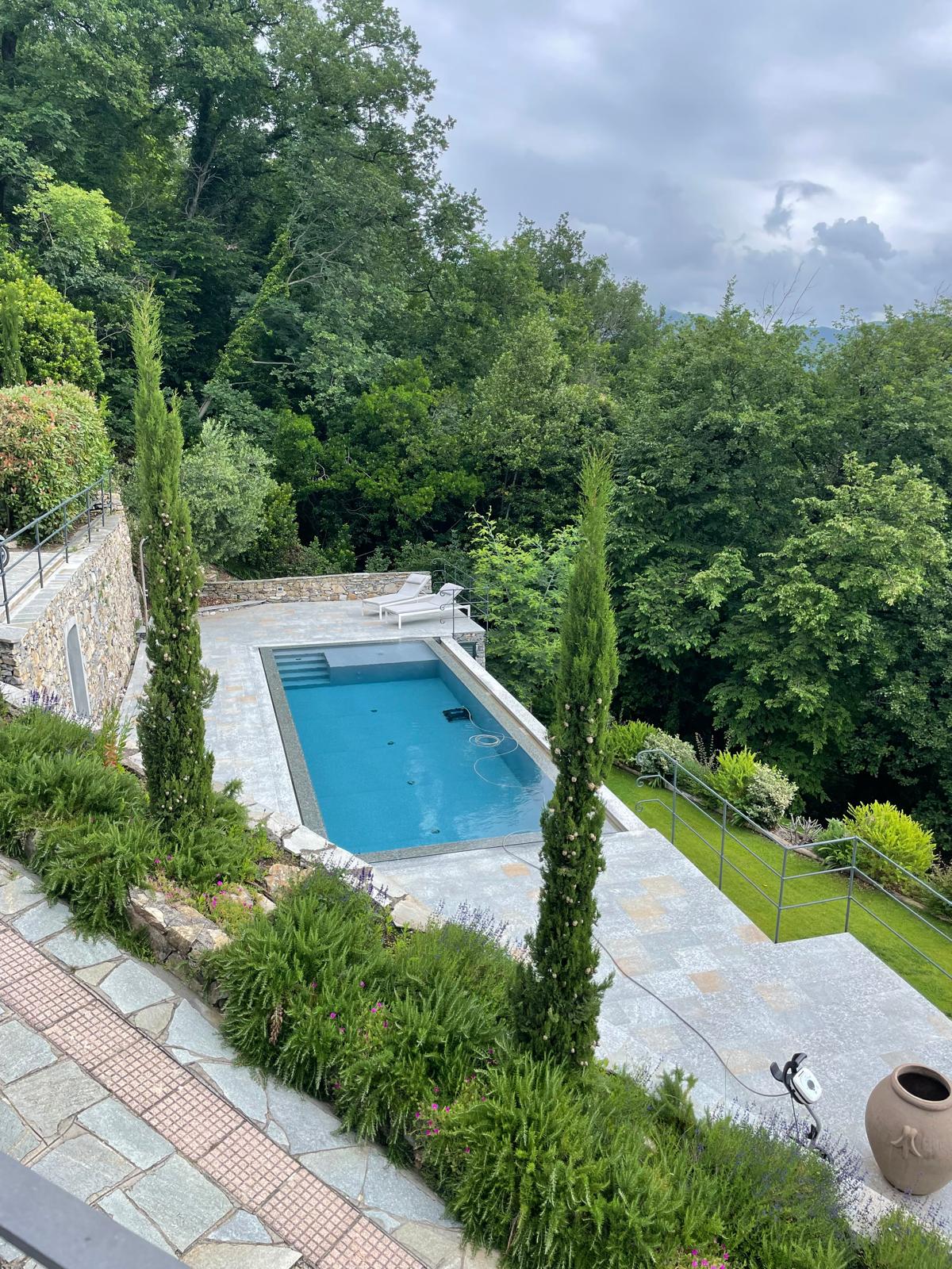 Siamo in una casa con una bellissima vista del mare dall’alto, in cui esisteva già una piscina in una bella posizione. La ristrutturazione della casa e il progetto sono molto moderni e essenziali, e il concept della piscina ha ripreso quindi lo stile minimal e pulito che contraddistingue tutto il progetto. Siamo in una casa con una bellissima vista del mare dall’alto, in cui esisteva già una piscina in una bella posizione. La ristrutturazione della casa e il progetto sono molto moderni e essenziali, e il concept della piscina ha ripreso quindi lo stile minimal e pulito che contraddistingue tutto il progetto.