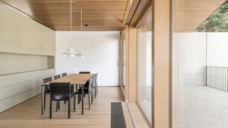 La zona pranzo con il suo grande tavolo rettangolare arredato con sedie moderne a contrasto è contornata da una vetrata ampia. La zona pranzo con il suo grande tavolo rettangolare arredato con sedie moderne a contrasto è contornata da una vetrata ampia.