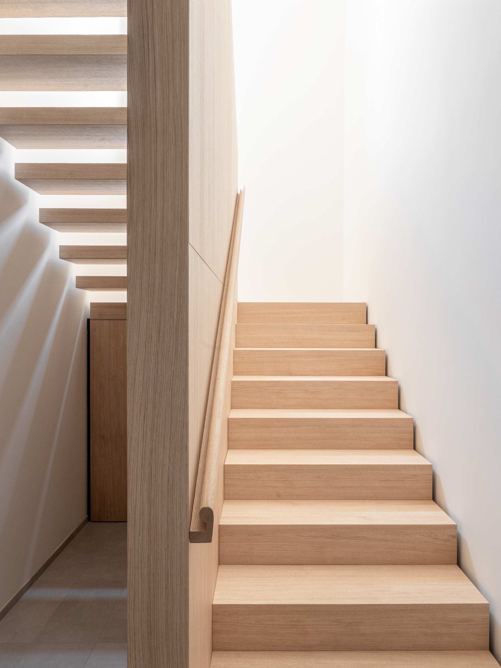 Il legno delle superfici è stato utilizzato anche per le scale, in soluzione di continuità.