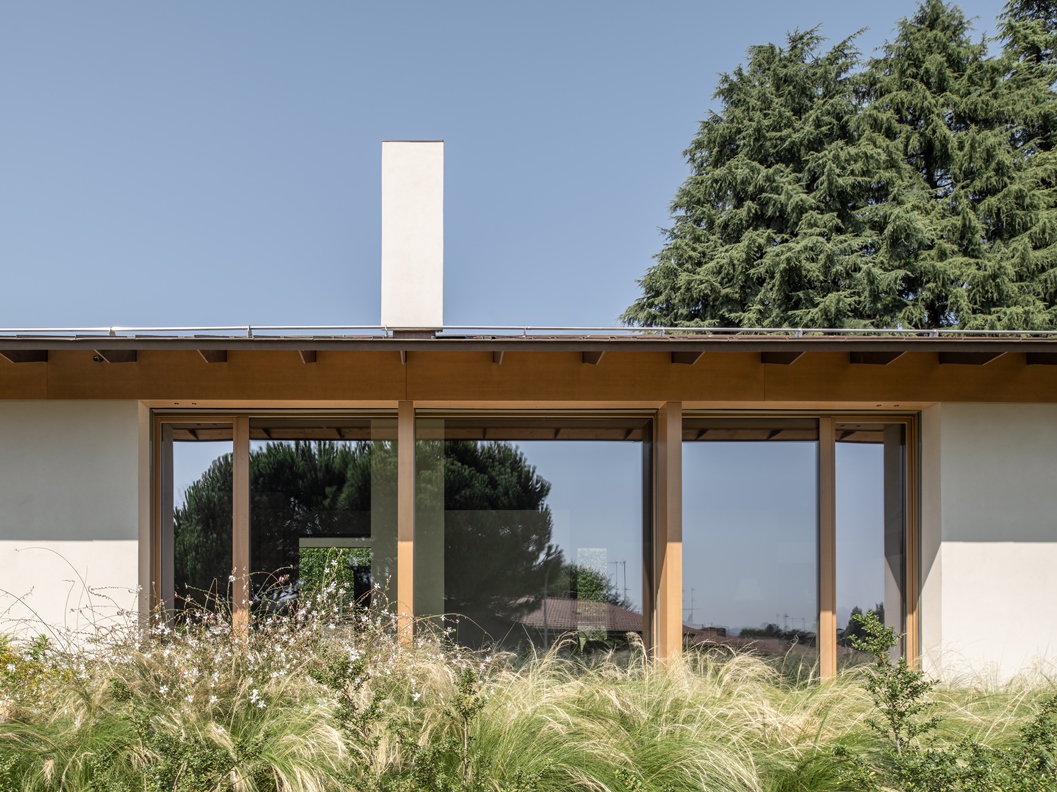 L'ampia facciata in vetro che apre la vista verso l'esterno.