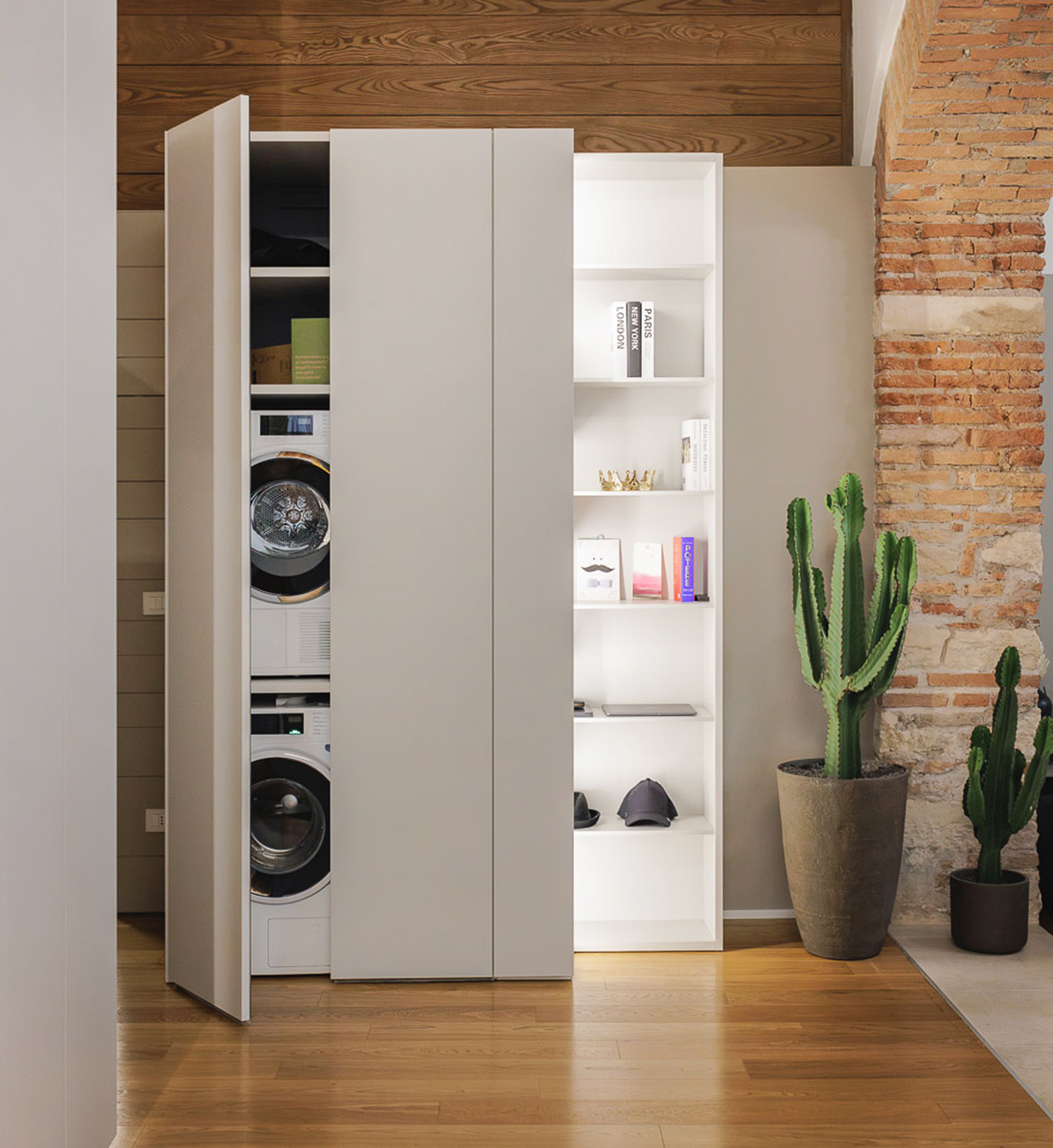 Freedhome di Caccaro è il sistema di grande contenimento che trasforma la parete in uno spazio per contenere attraverso un insieme di moduli, in tutti gli spazi della casa, progettabili al millimetro in cui si fondono funzionalità ed estetica. Nella foto il modulo tecnico cela con discrezione un vano lavanderia in cui far scomparire gli elettrodomestici, in finitura Lamè bianconeve ante e interni misura L 177,5 x P da 62,7 a 82,7 x H 263,6. Prezzo comprensivo di illuminazione 2.763,89 + Iva. www.caccaro.com