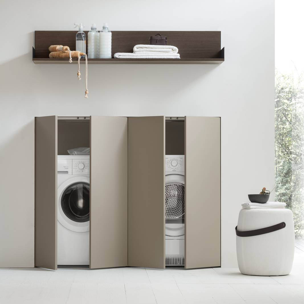 Fa parte della collezione I WASH di Arcom la soluzione con struttura in nicchia con elementi a due ante con incasso a parete, che contengono lavatrice e asciugatrice e lasciano spazio da usare in altezza come in foto con un ripiano a giorno. La lavanderia diventa un ambiente che abbina la funzionalità delle soluzioni salvaspazio alla ricercatezza delle finiture esteticamente coordinate. la collezione è disponibile in diverse finiture melaminiche, laccato opaco e lucido e colori metal con ampia possibilità di personalizzare la composizione adattandola alle esigenze. La composizione in foto misura L 140 x P 62 x H 112,5 cm, la mensola L 140 x P 26,4 x H 24,9 cm. Prezzo su richiesta. www.arcombagno.com