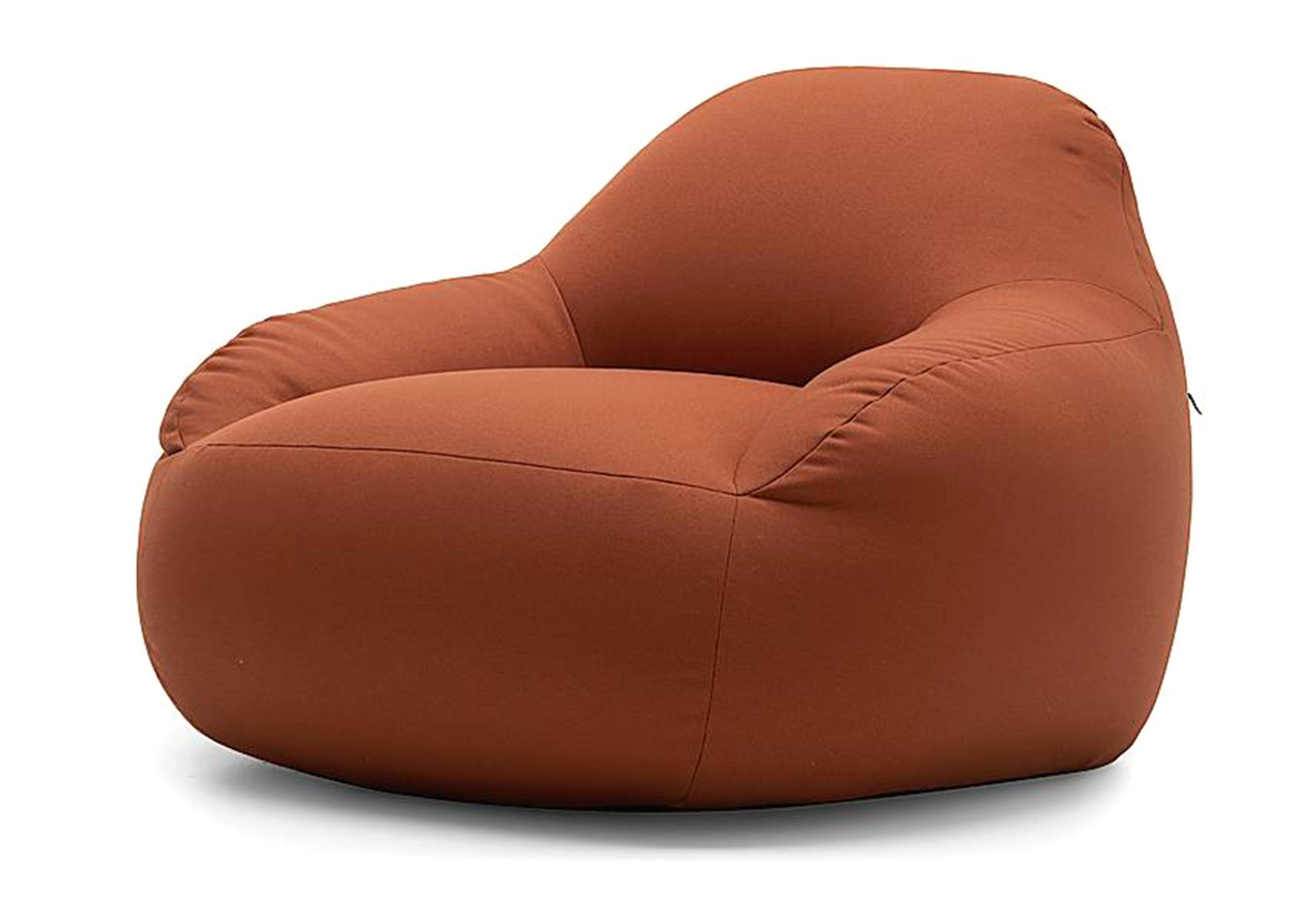 Tender di Connubia, in collaborazione con il marchio sportivo Jaked, è realizzata in serie limitata con tessuto in poliestere riciclato al 100%. Misura L 116 x P 117 x H 78 cm e costa 1.330 euro. www.connubia.com Tender di Connubia, in collaborazione con il marchio sportivo Jaked, è realizzata in serie limitata con tessuto in poliestere riciclato al 100%. Misura L 116 x P 117 x H 78 cm e costa 1.330 euro. www.connubia.com