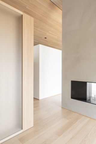 Dettagli dell'interno, dai colori neutri all'uso del legno di rovere.