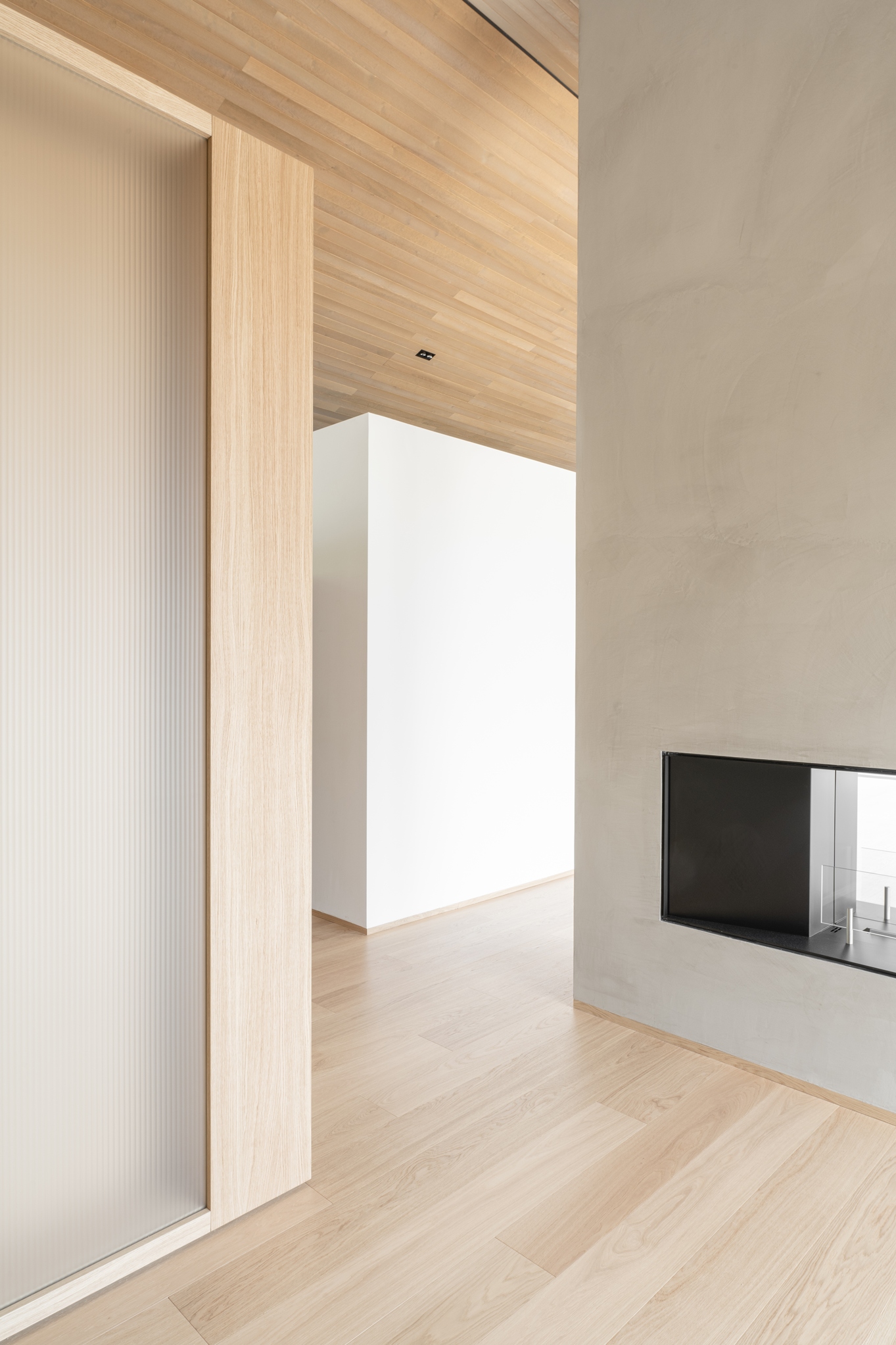 Dettagli dell'interno, dai colori neutri all'uso del legno di rovere.