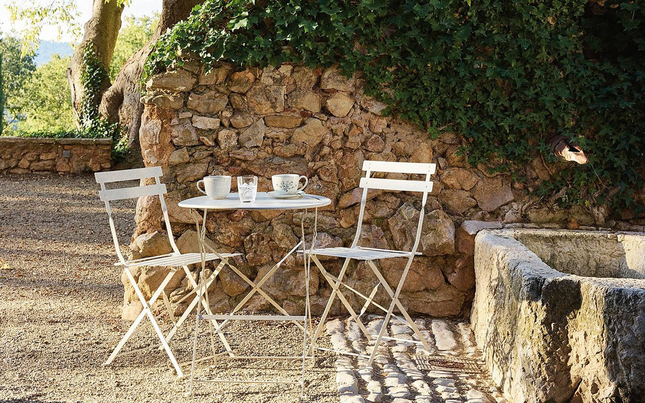 Guinguette di Maisons du Monde è formato da due sedie e un tavolino rotondo pieghevoli in acciaio dal look vintage. Una sedia misura L 41 x P 46 x H 80 cm, il set da due costa 59,99 euro. Il tavolo misura Ø 60 x H 71 cm e costa 39,99 euro. www.maisonsdumonde.com Guinguette di Maisons du Monde è formato da due sedie e un tavolino rotondo pieghevoli in acciaio dal look vintage. Una sedia misura L 41 x P 46 x H 80 cm, il set da due costa 59,99 euro. Il tavolo misura Ø 60 x H 71 cm e costa 39,99 euro. www.maisonsdumonde.com