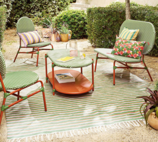Matu di La redoute è il set in acciaio zincato, finitura epossidica e resina intrecciata di poliestere. La panca misura L 103 x P 62 x H 85 cm e costa 399 euro. La poltroncina misura L 48 x P 65,5 x H 85 cm e la confezione da due costa 439 euro. Il tavolino a due piani misura L 100 x P 54 x H 43 cm e costa 279 euro. www.laredoute.it Matu di La redoute è il set in acciaio zincato, finitura epossidica e resina intrecciata di poliestere. La panca misura L 103 x P 62 x H 85 cm e costa 399 euro. La poltroncina misura L 48 x P 65,5 x H 85 cm e la confezione da due costa 439 euro. Il tavolino a due piani misura L 100 x P 54 x H 43 cm e costa 279 euro. www.laredoute.it