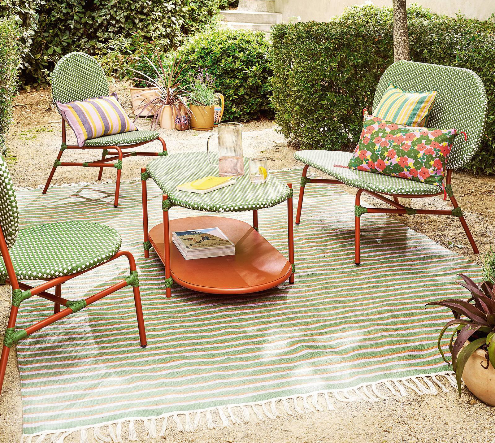 Matu di La redoute è il set in acciaio zincato, finitura epossidica e resina intrecciata di poliestere. La panca misura L 103 x P 62 x H 85 cm e costa 399 euro. La poltroncina misura L 48 x P 65,5 x H 85 cm e la confezione da due costa 439 euro. Il tavolino a due piani misura L 100 x P  54 x H 43 cm e costa 279 euro. www.laredoute.it Matu di La redoute è il set in acciaio zincato, finitura epossidica e resina intrecciata di poliestere. La panca misura L 103 x P 62 x H 85 cm e costa 399 euro. La poltroncina misura L 48 x P 65,5 x H 85 cm e la confezione da due costa 439 euro. Il tavolino a due piani misura L 100 x P  54 x H 43 cm e costa 279 euro. www.laredoute.it