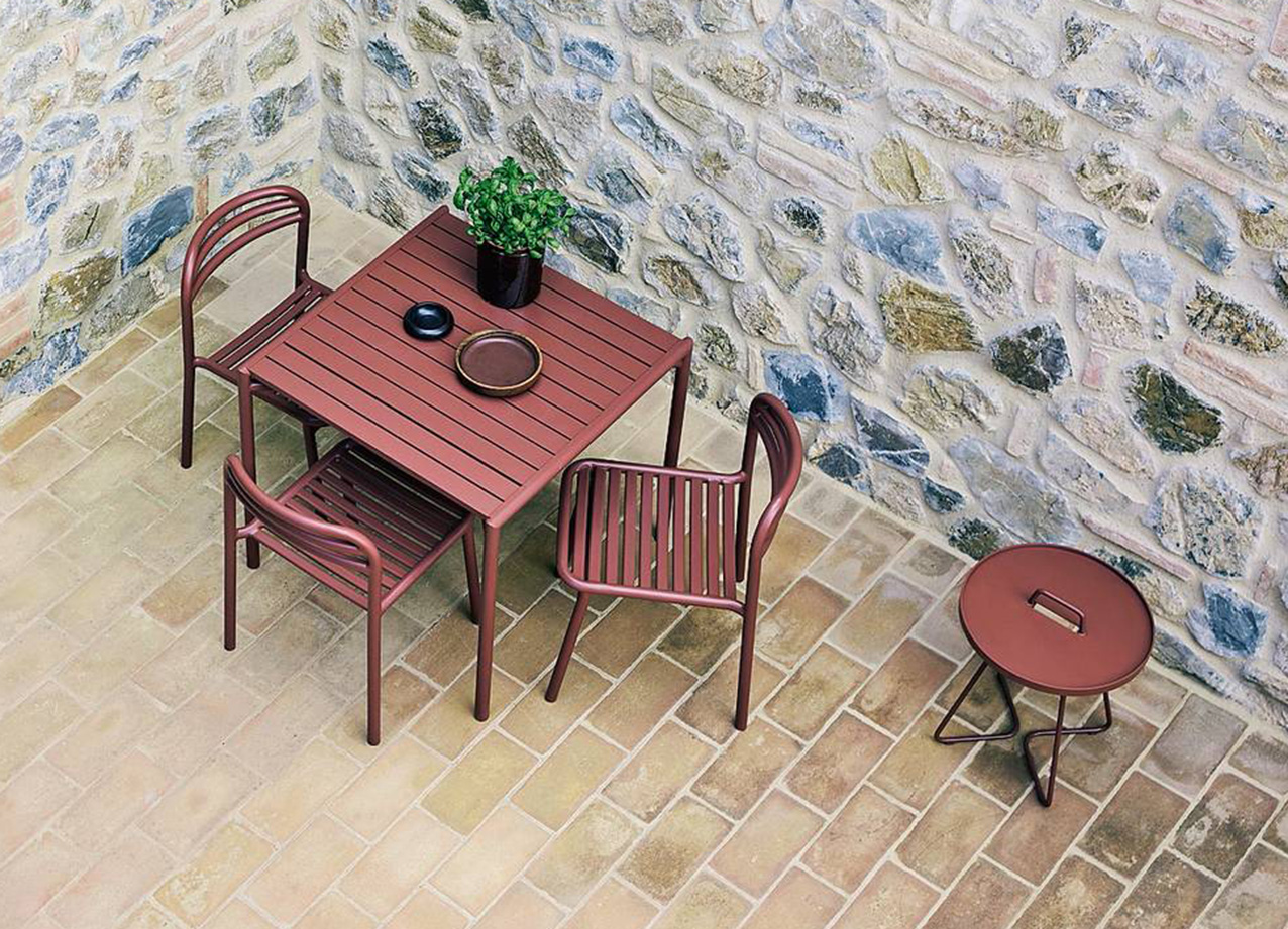 Fa parte della linea Bliss di Cane-line il set da pranzo composto da un tavolo (L 81 x P 81 x H 75 cm) e tre sedie impilabili (L 52 x P 56 x H 77 cm) con struttura in alluminio verniciato a polvere. Costa 1.645 euro. cane-line.eu Fa parte della linea Bliss di Cane-line il set da pranzo composto da un tavolo (L 81 x P 81 x H 75 cm) e tre sedie impilabili (L 52 x P 56 x H 77 cm) con struttura in alluminio verniciato a polvere. Costa 1.645 euro. cane-line.eu