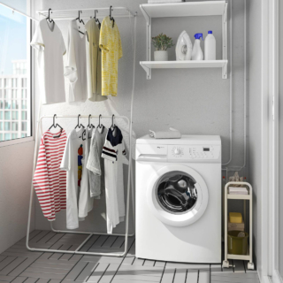 Lo stendibiancheria Slibb di Ikea è progettato per ottimizzare al meglio lo spazio di asciugatura, anche in ambienti ridotti. Grazie ai due livelli, è possibile stendere più capi contemporaneamente, mentre i fili centrali più sottili sono ideali per indumenti leggeri come calze e biancheria intima. Per sfruttare al massimo la capacità, si possono appendere i vestiti sulle grucce. Misura L 78 x P 46 x H 85 cm. Prezzo 29,95 euro. www.ikea.it Lo stendibiancheria Slibb di Ikea è progettato per ottimizzare al meglio lo spazio di asciugatura, anche in ambienti ridotti. Grazie ai due livelli, è possibile stendere più capi contemporaneamente, mentre i fili centrali più sottili sono ideali per indumenti leggeri come calze e biancheria intima. Per sfruttare al massimo la capacità, si possono appendere i vestiti sulle grucce. Misura L 78 x P 46 x H 85 cm. Prezzo 29,95 euro. www.ikea.it