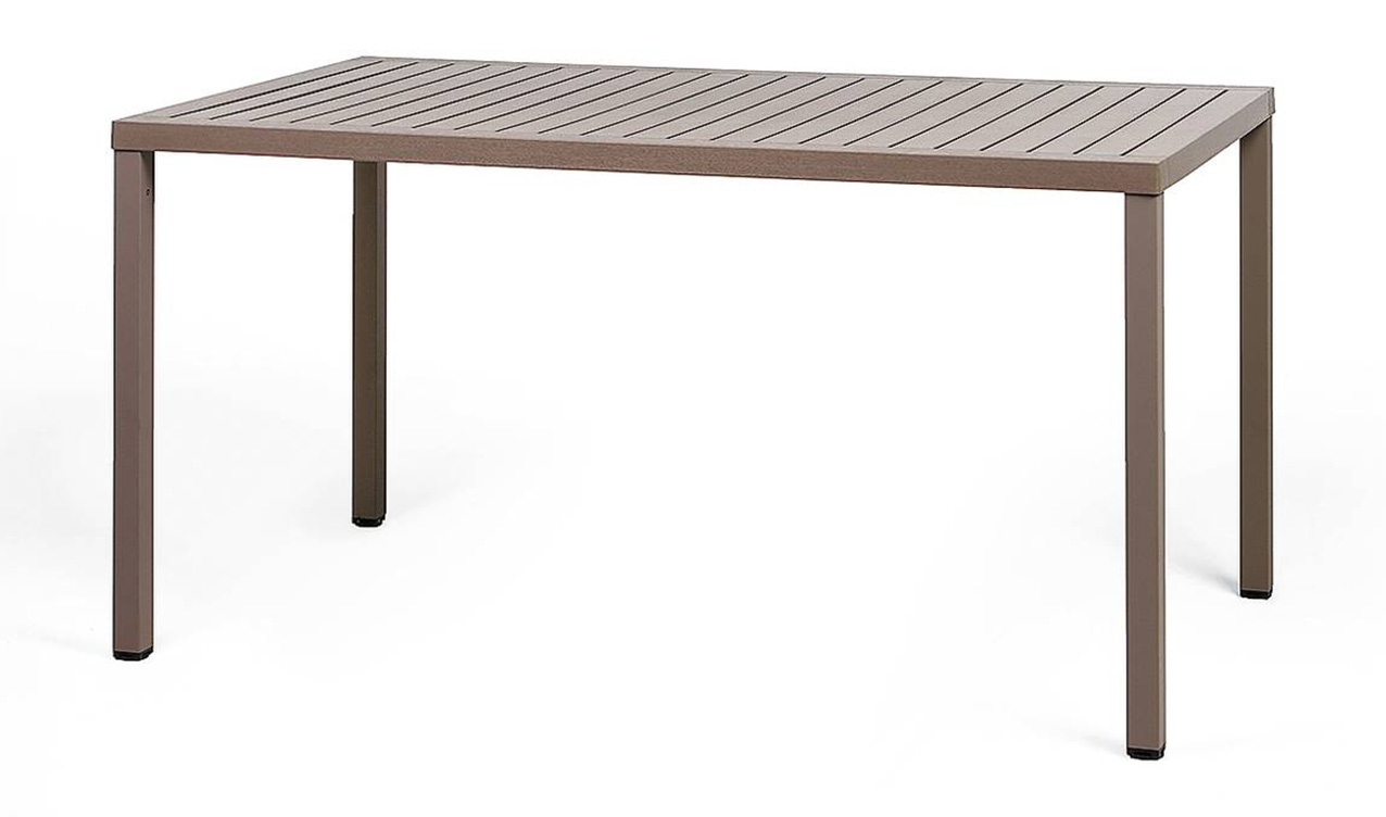 Cube di Nardi in resina fiberglass ha le gambe a base squadrata in alluminio verniciato. Misura L 120 x P 70 x H 75,5 cm; costa 354 euro. www.nardioutdoor.com Cube di Nardi in resina fiberglass ha le gambe a base squadrata in alluminio verniciato. Misura L 120 x P 70 x H 75,5 cm; costa 354 euro. www.nardioutdoor.com