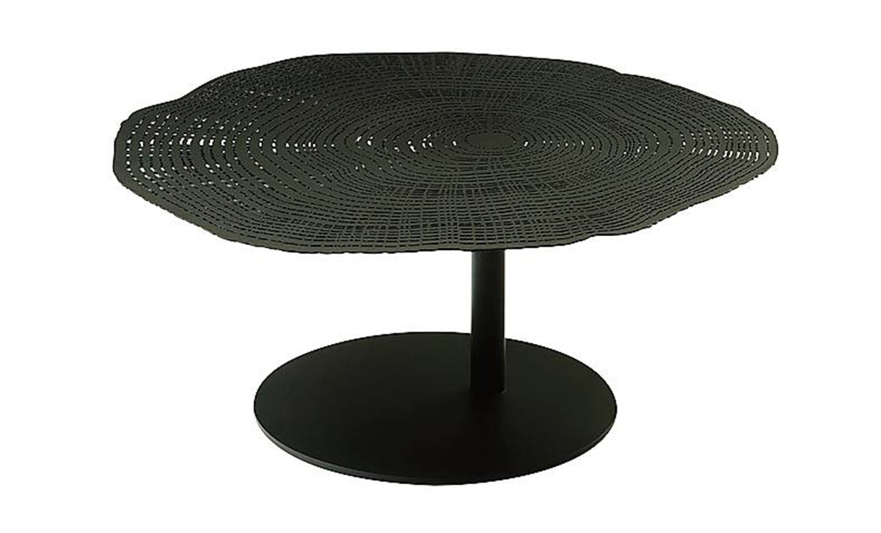 Sequoia di Roche Bobois è in acciaio laccato nero con il piano tagliato al laser. Misura L 80 x P 75 x H 33 cm; prezzo da rivenditore. www.roche-bobois.com Sequoia di Roche Bobois è in acciaio laccato nero con il piano tagliato al laser. Misura L 80 x P 75 x H 33 cm; prezzo da rivenditore. www.roche-bobois.com